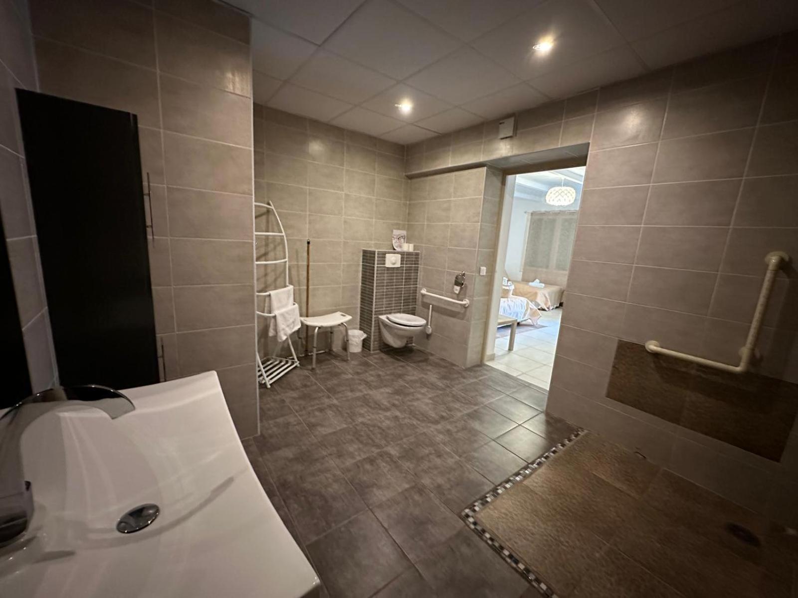 L'Hotel Du Bastier Ginasservis Exteriör bild